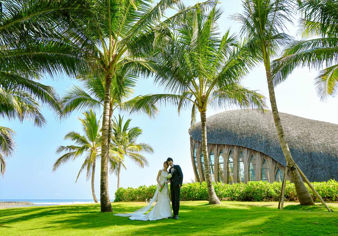 Bali Wedding Apurva Kempinski Oceanfront Chapel (26)_R ケンピンスキ・バリ挙式 チャペル前ガーデンにて挙式後撮影