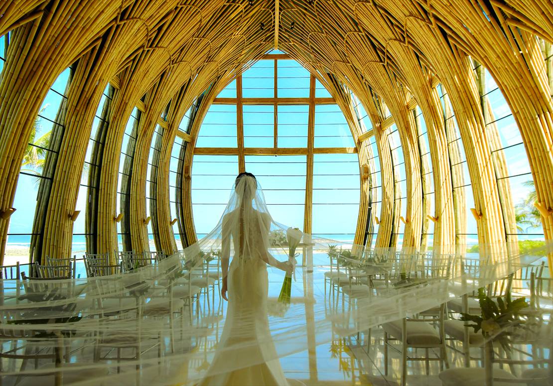 Bali Wedding Apurva Kempinski Oceanfront Chapel (27)_R ケンピンスキ・バリ結婚式 チャペル内ロングベール挙式後撮影