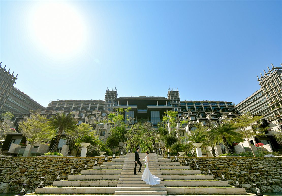 Bali Wedding Apurva Kempinski Oceanfront Chapel (28)_R バリ島挙式 クリフスイート棟大階段にて挙式後撮影
