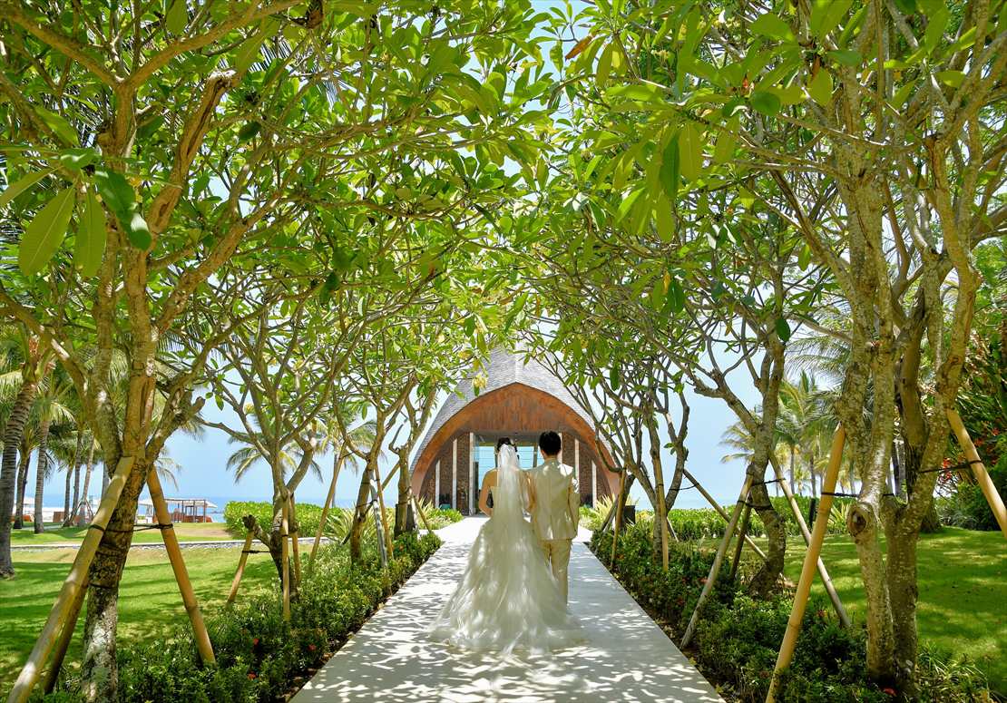 Bali Wedding Apurva Kempinski Oceanfront Chapel (6)_R バリ島結婚式 木漏れ日が降り注ぐガーデン・ロード入場