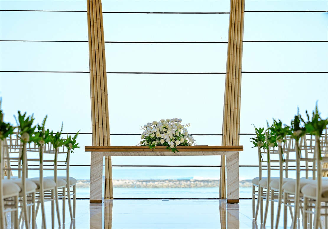 Bali Wedding Apurva Kempinski Oceanfront Chapel (7)_R バリ挙式プラン:アイルサイド・チェア生花装飾