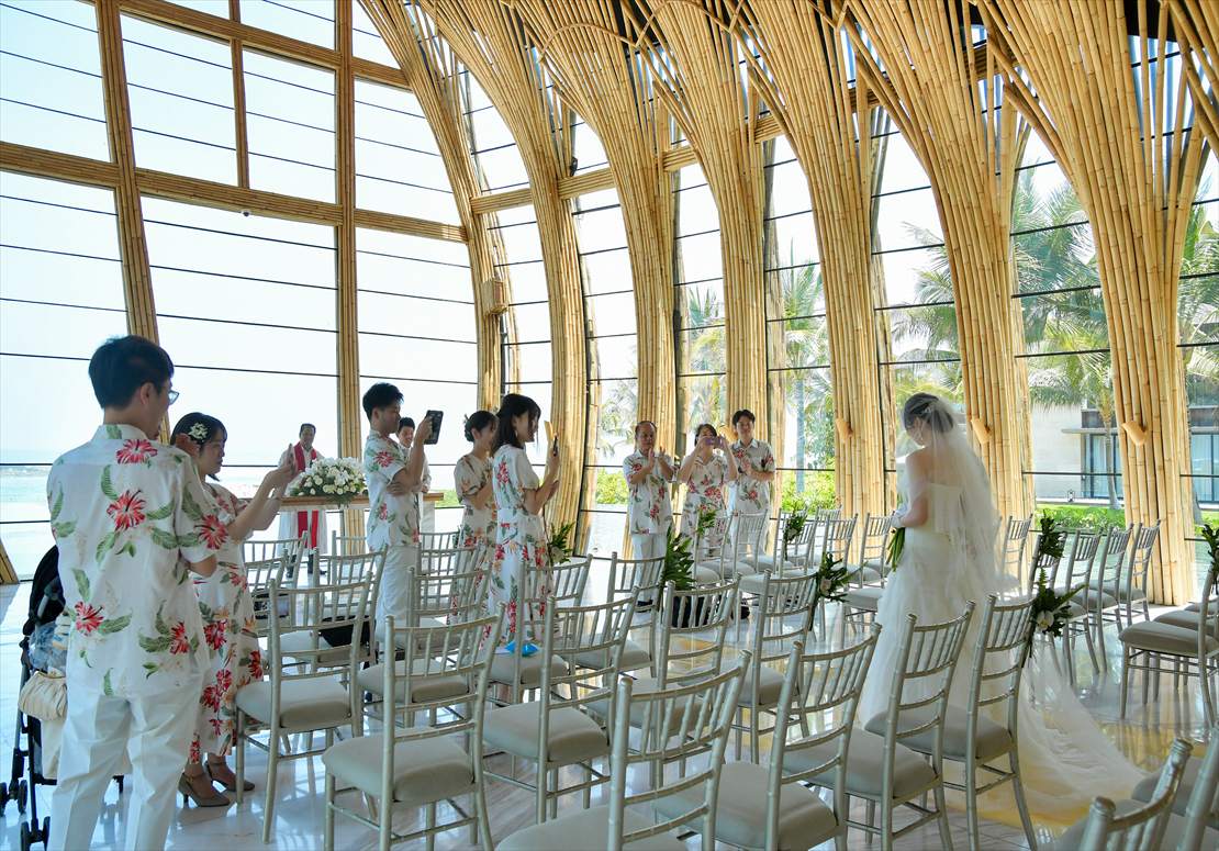 Bali Wedding Apurva Kempinski Oceanfront Chapel (9)_R バリ ウェディング 新婦様バージンロード入場シーン