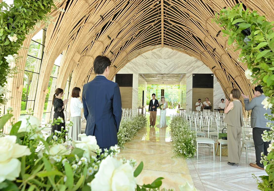 Bali Wedding Kempiski Bali (1)_R バリ島挙式 新婦様バージンロード入場シーン