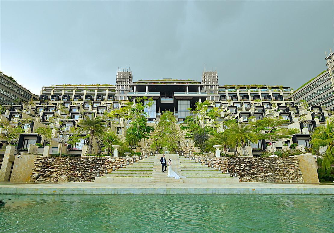 Bali Wedding Kempiski Bali (6)_R バリ島ウェディング クリフ・スイート棟大階段 挙式後撮影