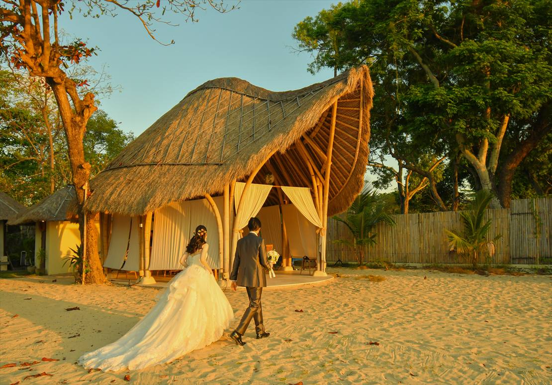 バリ島挙式　新郎新婦様 バンブー・パビリオンへ入場