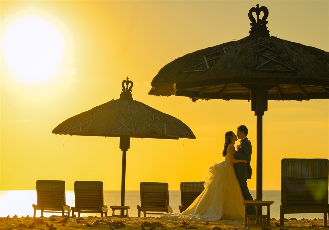 バリ結婚式　ビーチにてサンセット・ウェディング・フォト