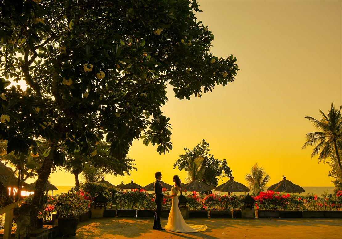 Belmond Jimbaran Bali Sunset Wedding (2)_R バリ島ウェディング ガーデンにてパーティー前サンセット撮影