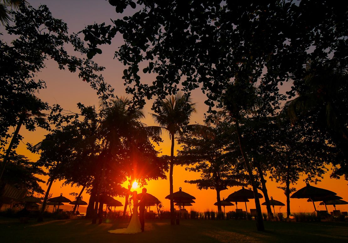 Belmond Jimbaran Bali Sunset Wedding (3)_R バリ ウェディング 樹々が生い茂るガーデンにてサンセット撮影
