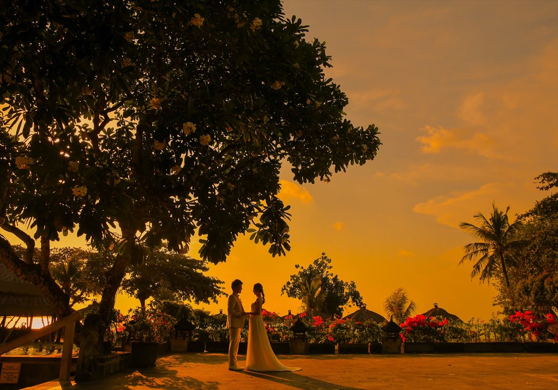 Belmond Jimbaran Bali Sunset Wedding (3)_R バリ島結婚式 バリ挙式らしいガーデンにてパーティー前撮影