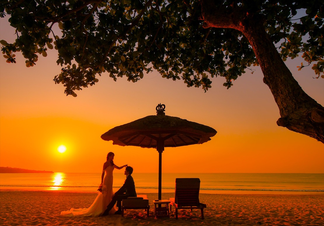 Belmond Jimbaran Bali Sunset Wedding (5)_R バリ島随一のサンセットを望むビーチ ウェディング・フォト