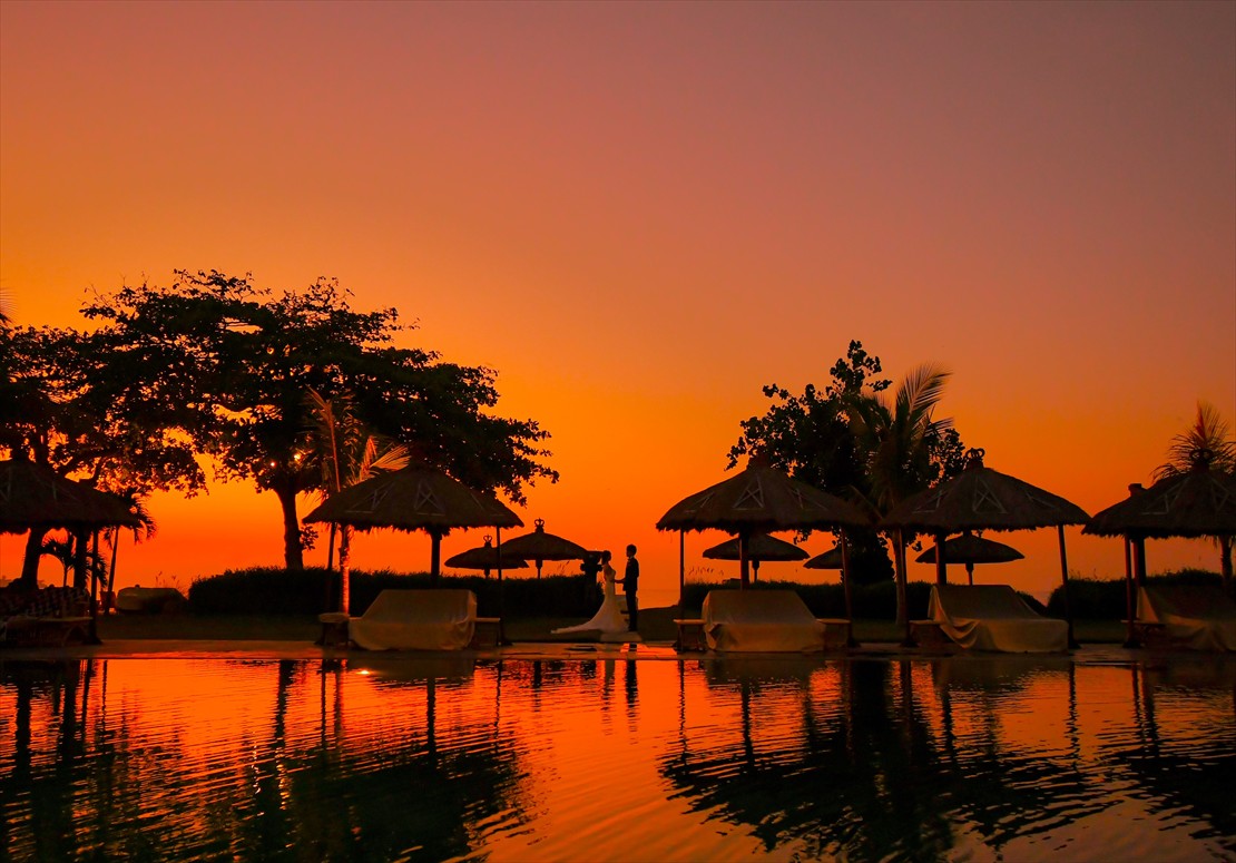 Belmond Jimbaran Bali Sunset Wedding (6)_R バリ結婚式 プールサイドにてマジックアワー撮影