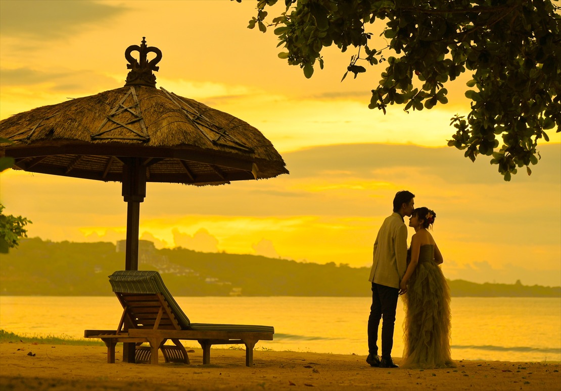 Belmond Jimbaran Bali Sunset Wedding (6)_R バリ島挙式 一面が黄金色に染まるビーチ サンセット撮影
