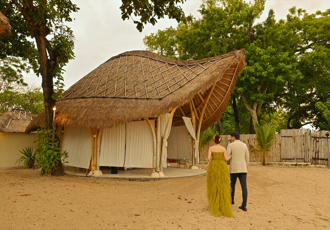 Belmond Jimbaran Bali Sunset Wedding (7)_R バリ島ウェディング バンブー・パビリオン ビーチより入場