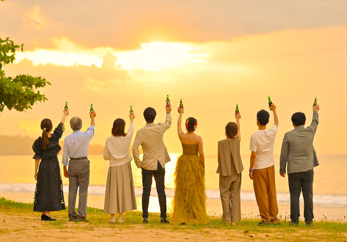 Belmond Jimbaran Bali Sunset Wedding (8)_R バリ島結婚式 ビーチにてビンタン・ビールの乾杯シーン