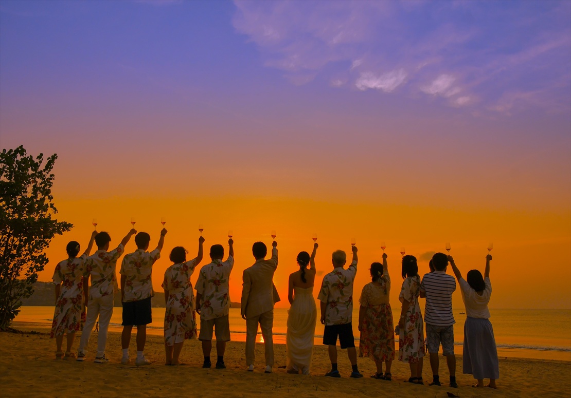 Belmond Jimbaran Bali Sunset Wedding (9)_R バリ島挙式 ビーチにて乾杯シーン