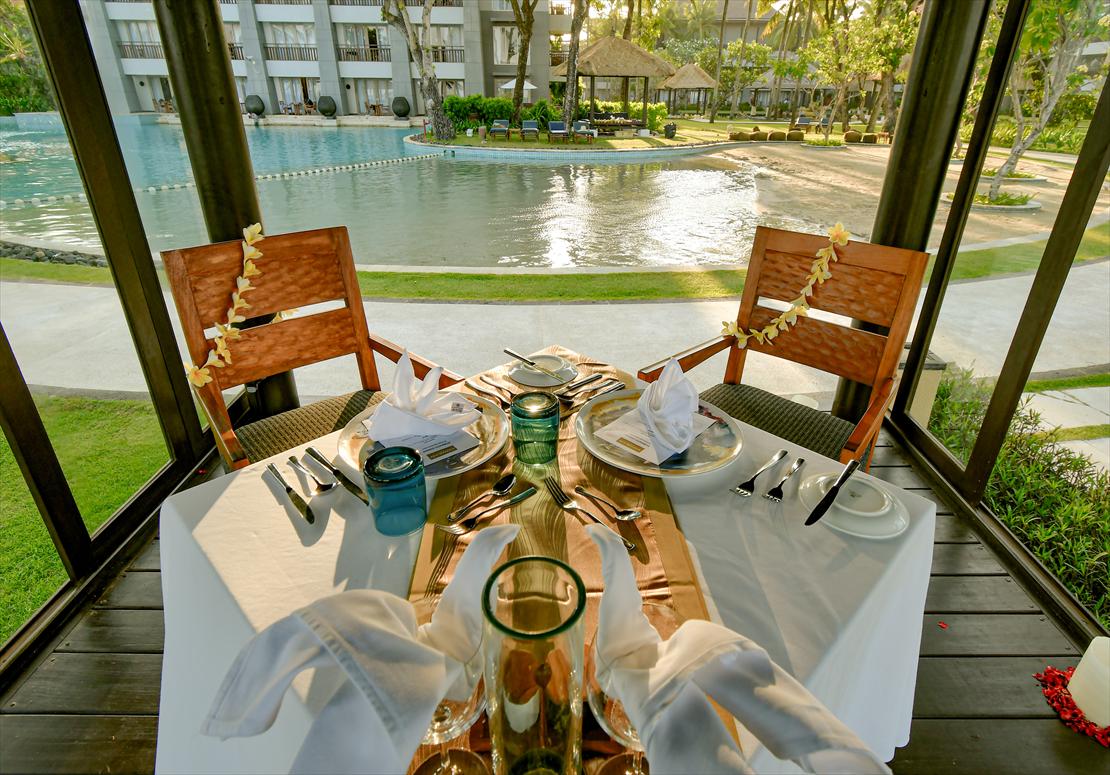 バリ島結婚式　ロマンティック・ディナー テーブル装飾