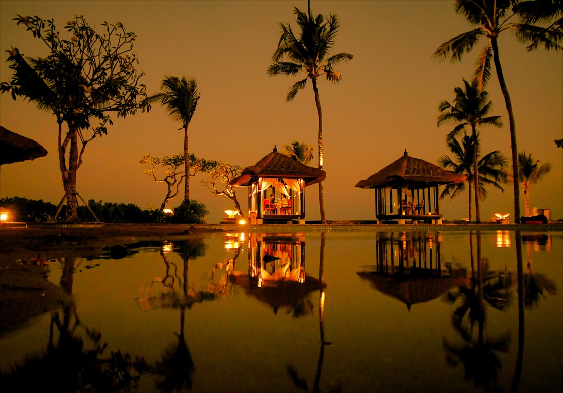 バリ島挙式　ライトアップされたビーチフロント・バレ