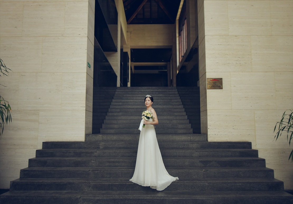 コンラッド・バリ結婚式 ロビー下階段 挙式前撮影