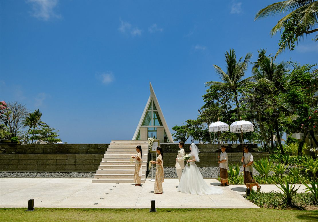 バリ島ウェディング　ガーデンよりインフィニティ・チャペルへ