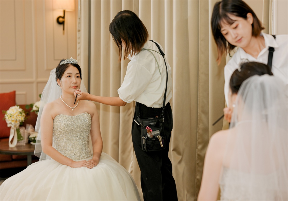 コンラッド・バリ挙式 お支度部屋にてヘアメイク