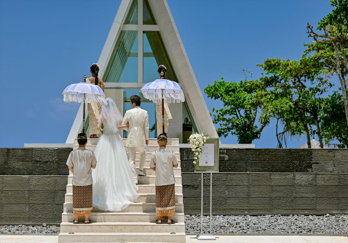 バリ島挙式　バリニーズ・エスコート インフィニティ・チャペルへ入場