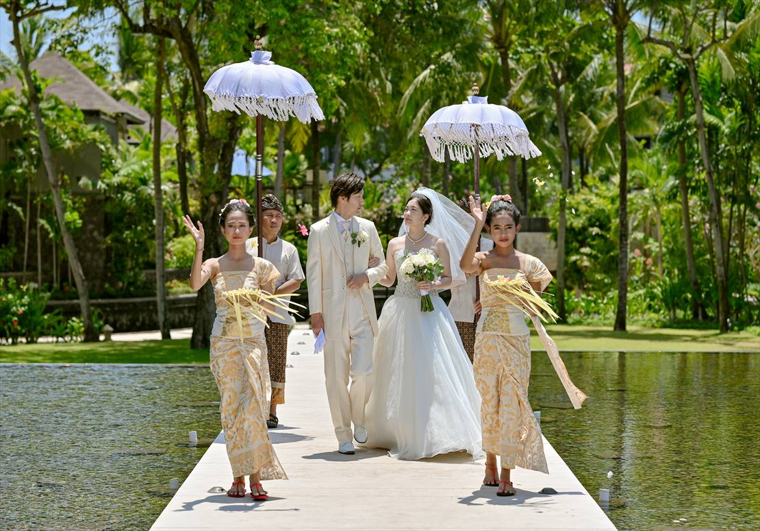 バリ島結婚式　背後に緑深いガーデンを望むチャペル・ウェディング