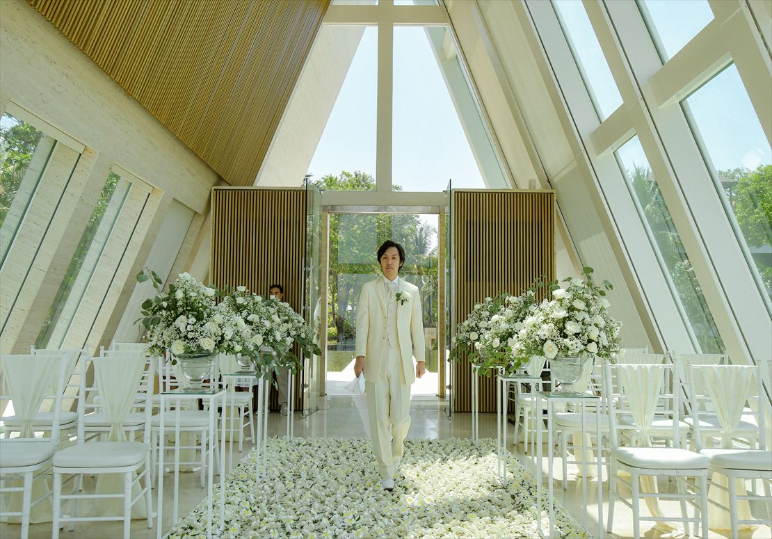 バリ島結婚式　フルフラワーバージンロード 新郎様入場