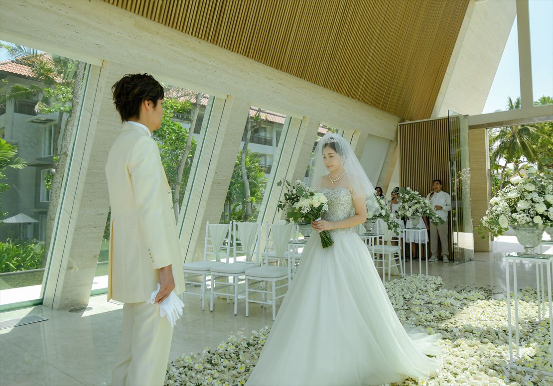バリ島挙式　フルフラワーバージンロード 新婦様入場