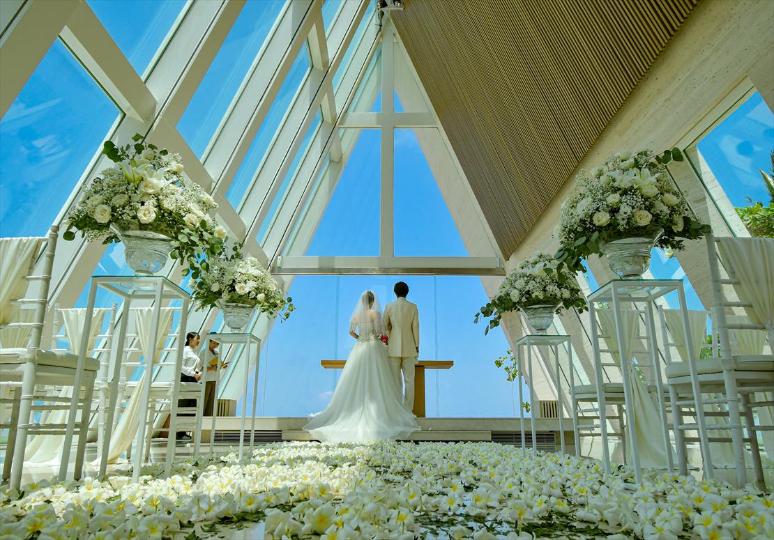 バリ島ウェディング　フルフラワーバージンロード 挙式シーン