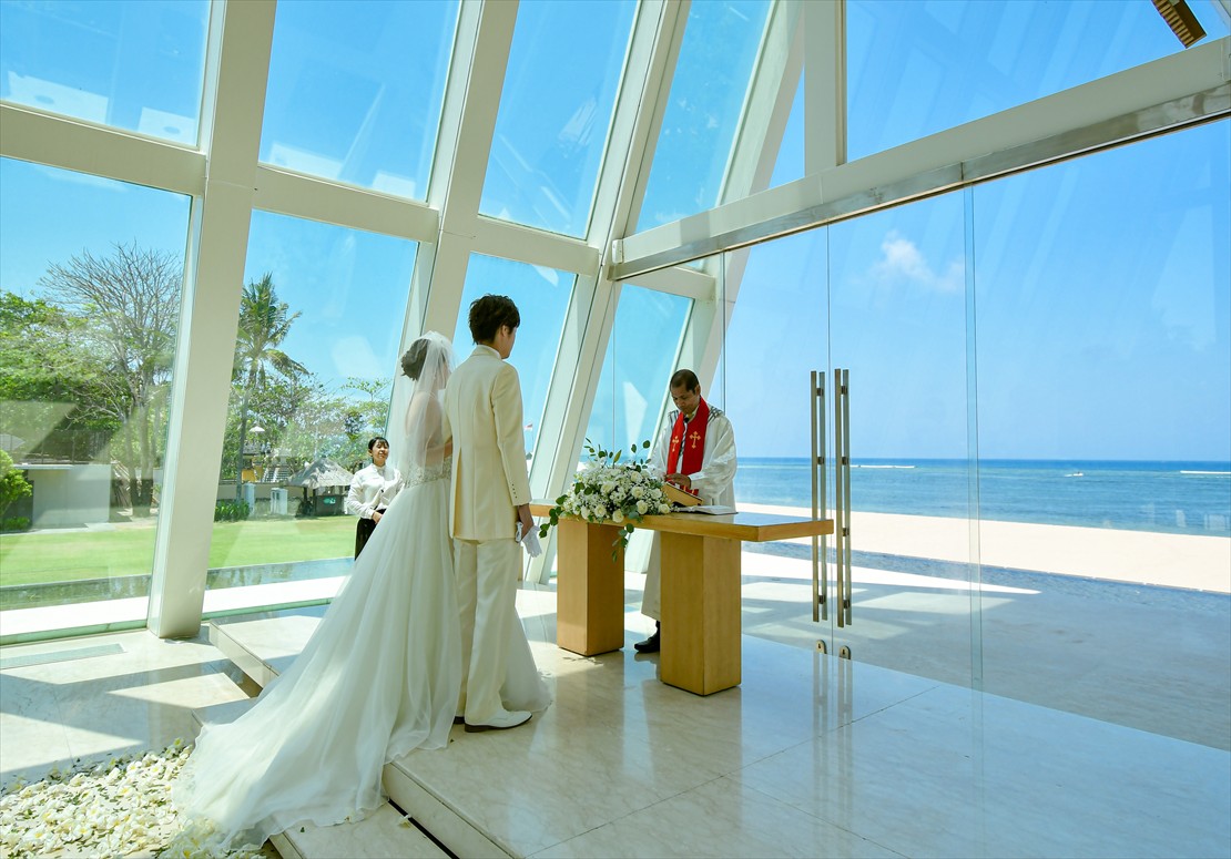 バリ島ウェディング　目の前にビーチが広がる挙式シーン