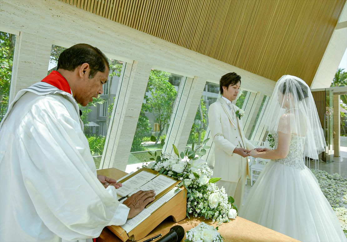 バリ島ウェディング　コンラッド・バリ挙式：牧師による進行