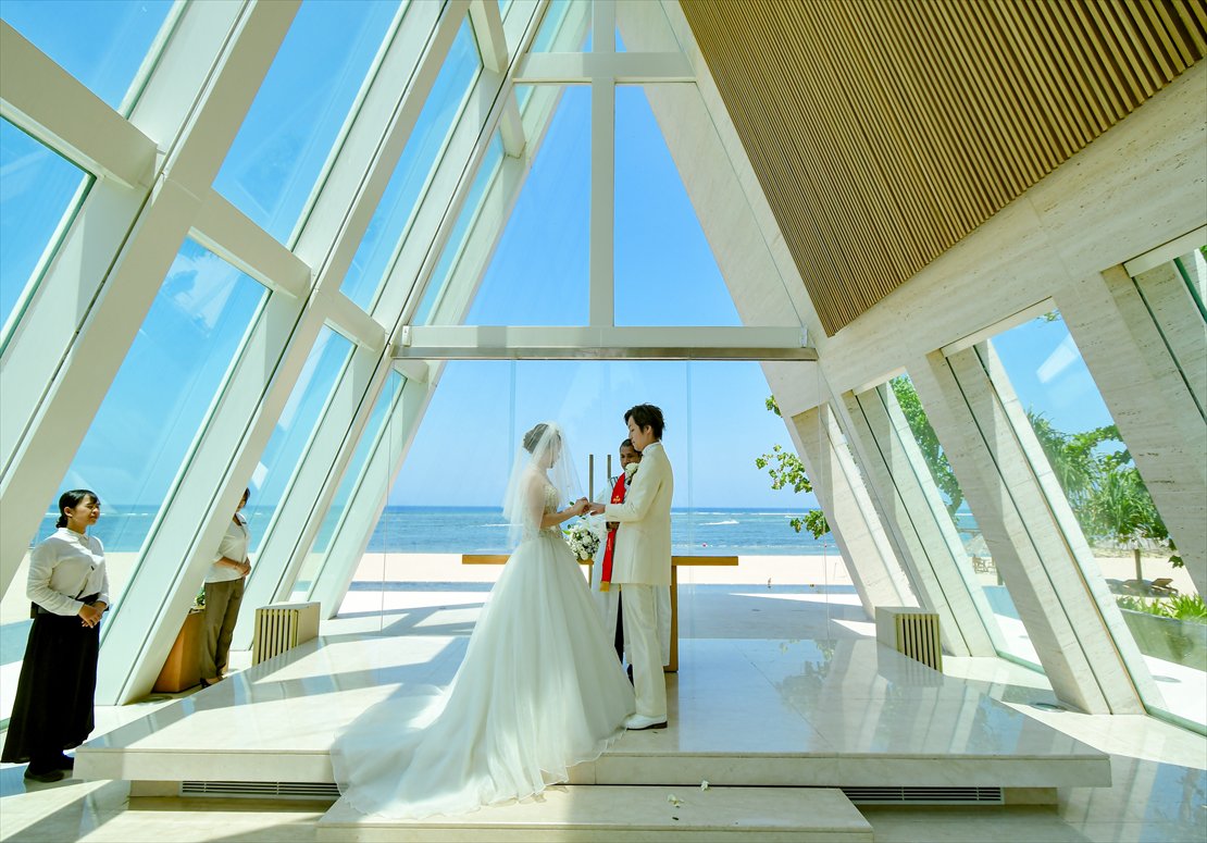 バリ島結婚式　祭壇越しにビーチが広がる挙式シーン