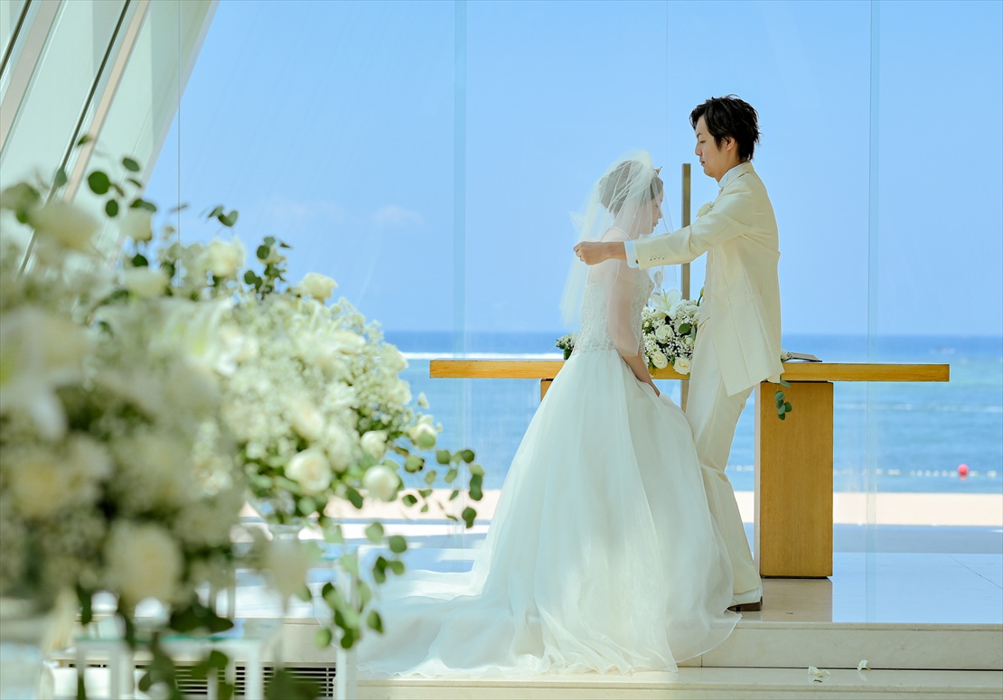 バリ島ウェディング　生花装飾越しの挙式シーン