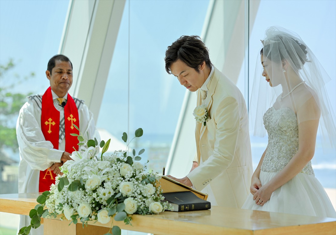コンラッド・バリ挙式 結婚証明書サイン