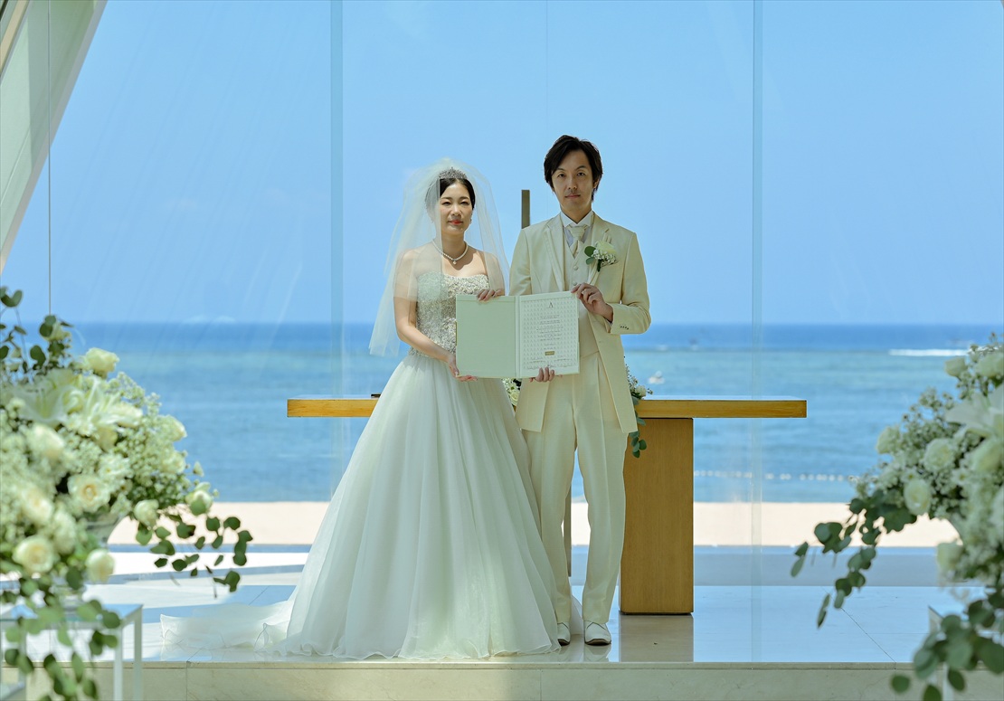 バリ島ウェディング　真っ青な海が広がる挙式シーン