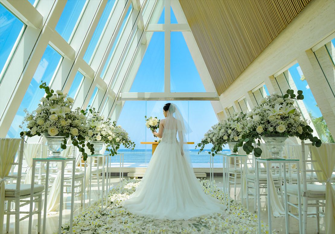 バリ島ウェディング　フルフラワーバージンロード挙式後撮影