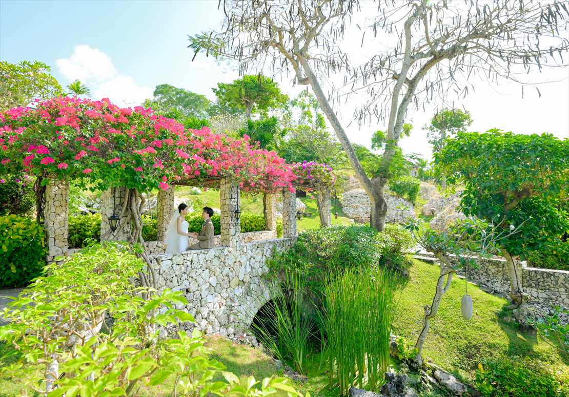 Four Seasons Jimbaran Bali Garden Wedding (24)_R バリ ウェディング 花々が咲き乱れるブリッジ 挙式後撮影