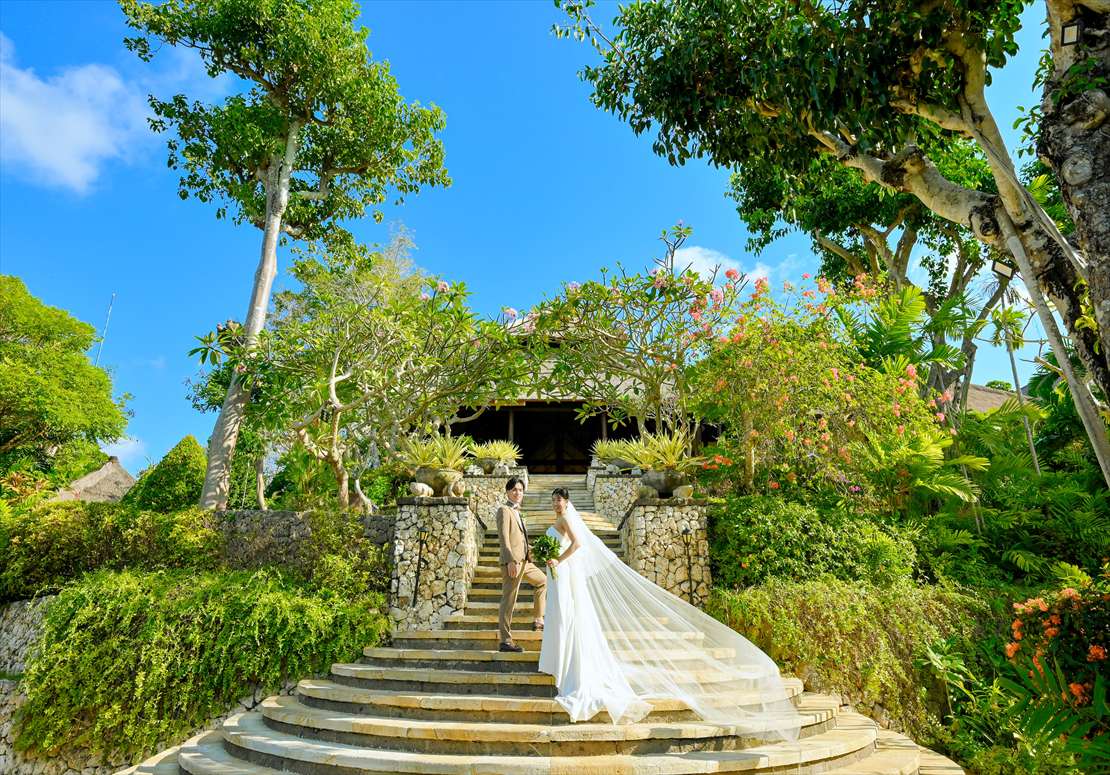 Four Seasons Jimbaran Bali Garden Wedding (30)_R フォーシーズンズ・バリ結婚式 ロビーにて挙式後撮影