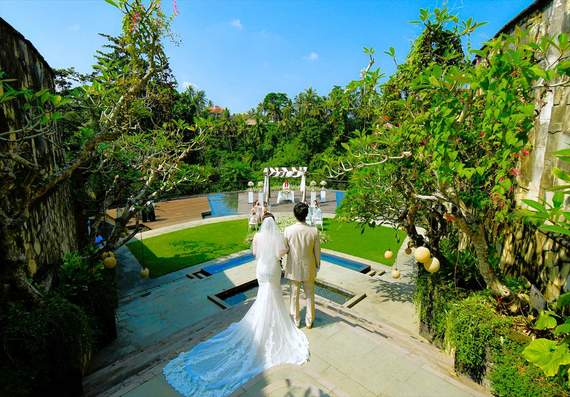 バリ島結婚式　長い階段上よりアルン・アルン・ガーデンへ