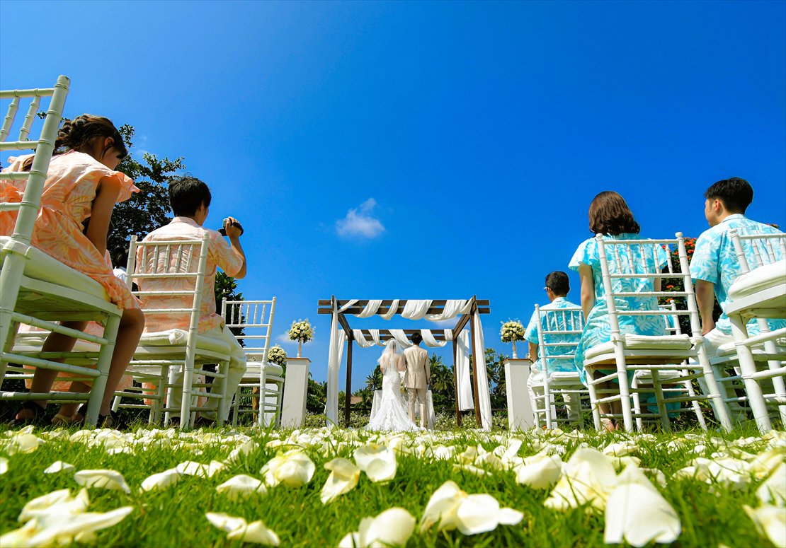 バリ島ウェディング　フルフラワーバージンロード挙式シーン
