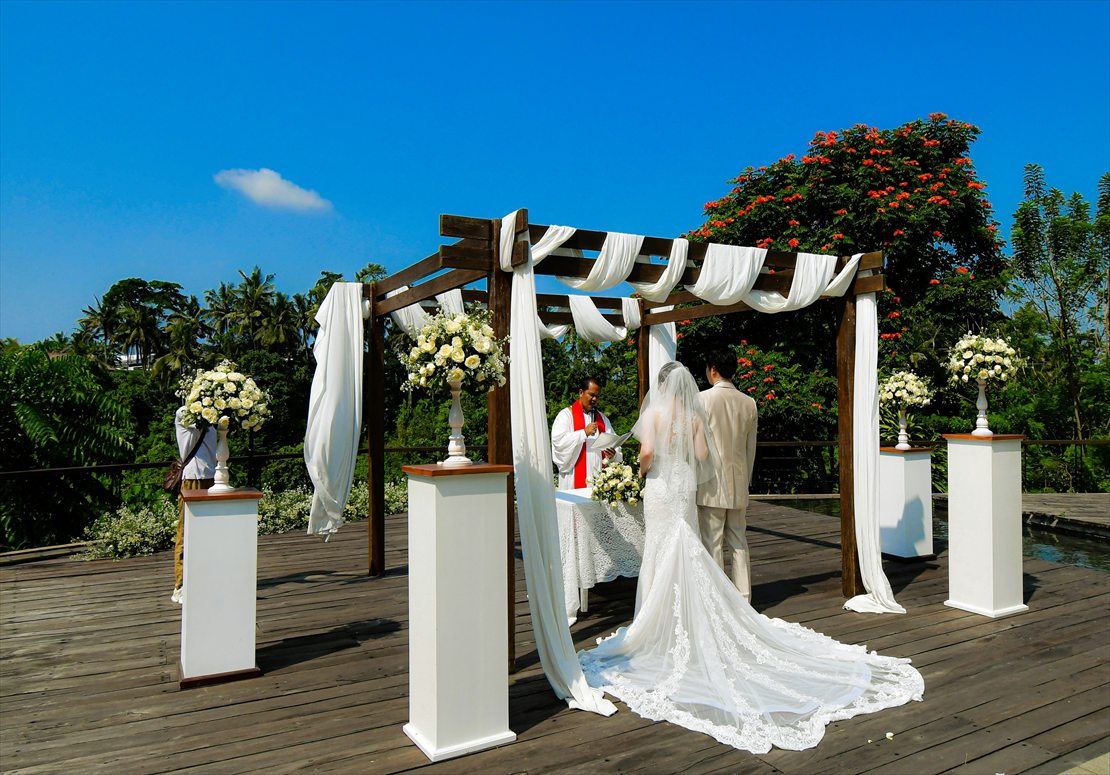 バリ ウェディング　祭壇よりジャングルを望む挙式シーン