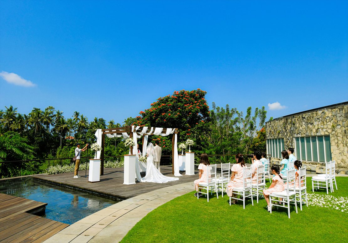 バリ結婚式　周囲をジャングルに囲まれた壮大な挙式