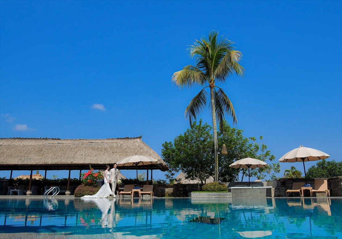 バリ結婚式　カマンダル・ウブド メインプール挙式後撮影