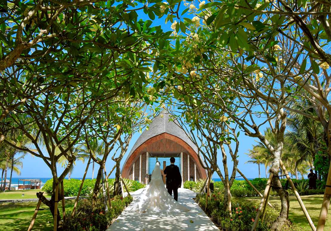 バリ島結婚式　プルメリアの樹々が誘うガーデンロード