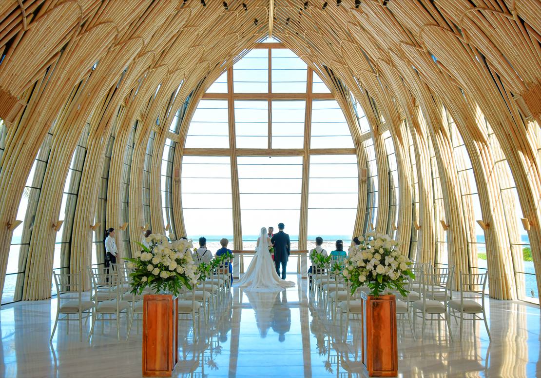 バリ・ウェディング随一の天井高を誇るチャペル挙式