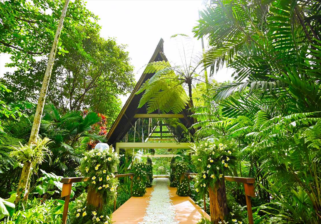 バリ挙式プラン：チャペル外 生花装飾