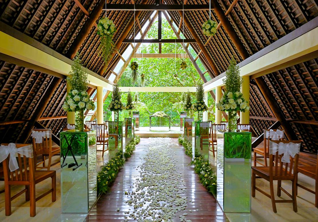 バリ挙式プラン：ウブド・ウェディング　ワナスマラ・チャペル内 生花装飾