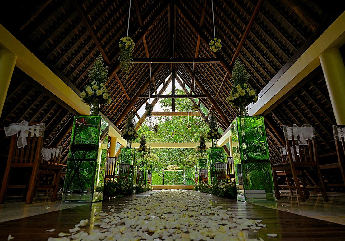 バリ挙式プラン：ウブド結婚式　生花フラワーバージンロード