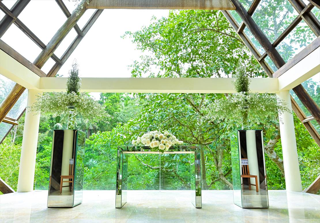 バリ挙式プラン：バリ島ウェディング　祭壇周り 生花装飾