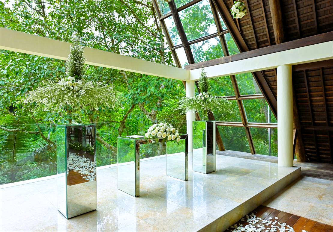 バリ ウェディング　祭壇の目の前にウブドのジャングルが広がる